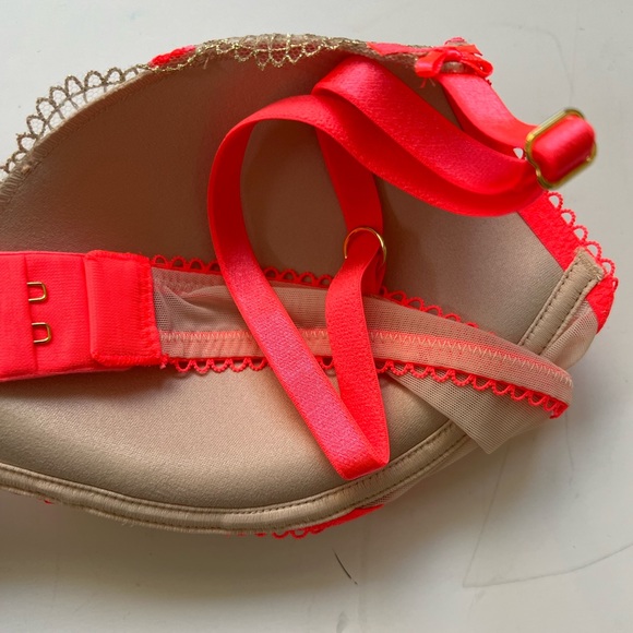 32B Victoria’s Secret 
Lightly-Lined Heart Embroidery Wireless Bra - Picture 5 of 8